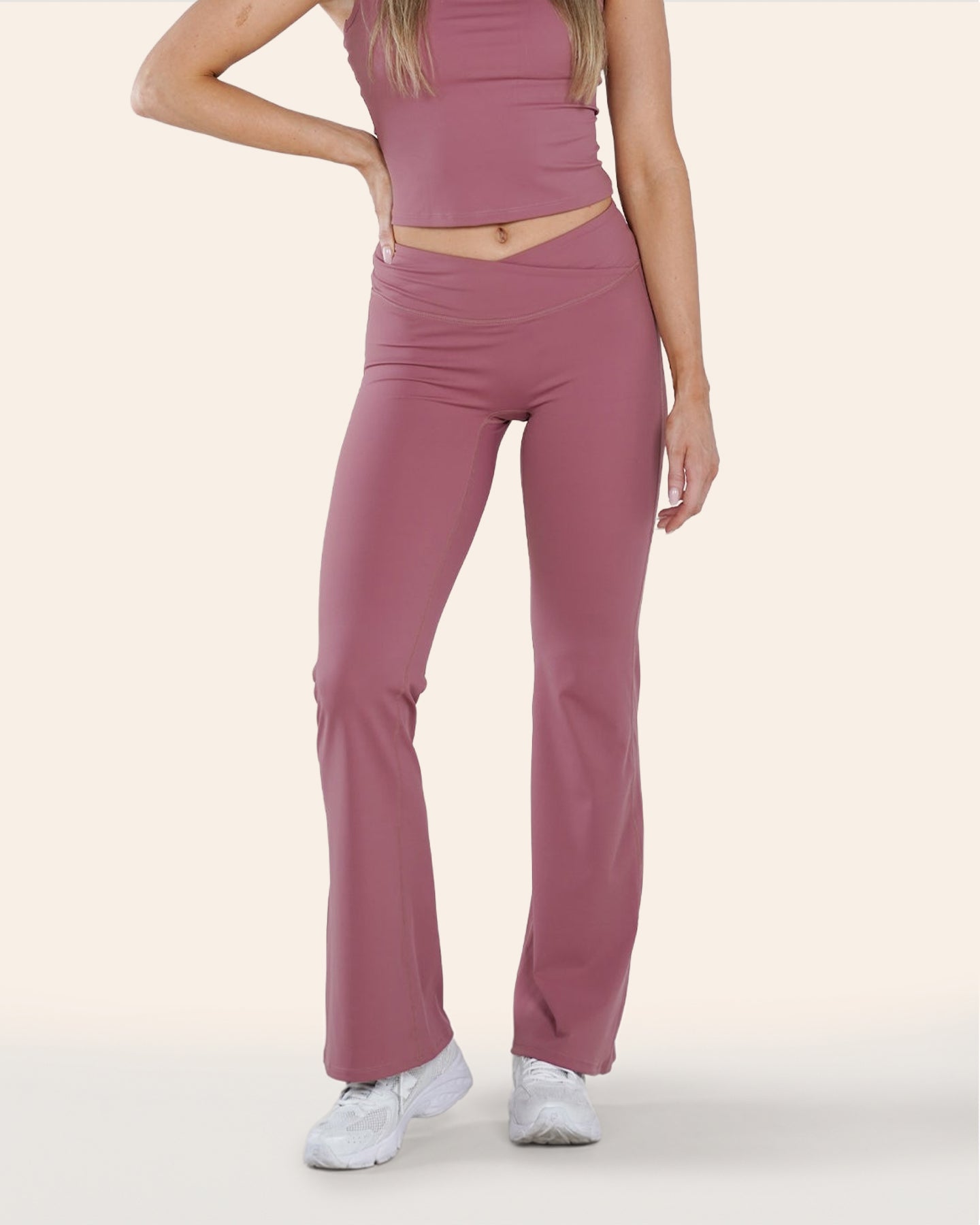 Model is 5'4" (164 cm) tall and wears size M